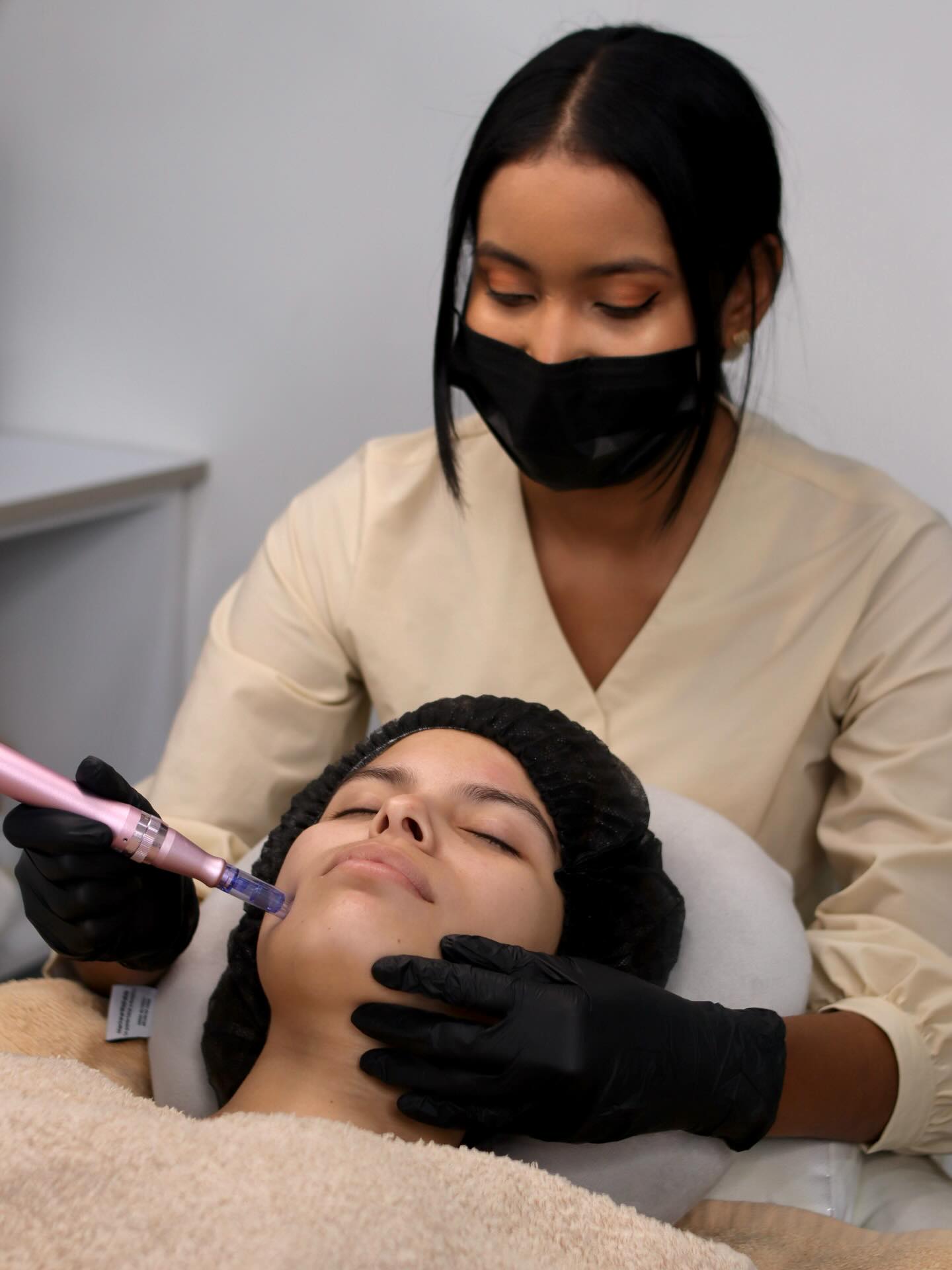 Rogenny Castro realizando un tratamiento facial con Dermapen